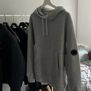 Cp company hoodie - Tja! Säljer min snygga cp company hoodie i nyskick! Använd ett par gånger bara! Kvitto och tags medföljer. Storlek S. Fler bilder finns,  Säljer endast vid bra bud.