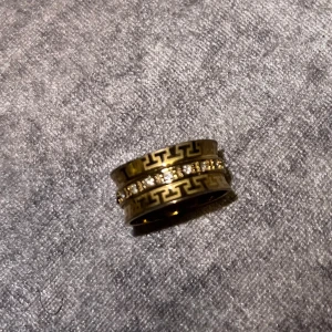 Guldring Diamonds - Snygg guldring med diamonds. Storlek 8.