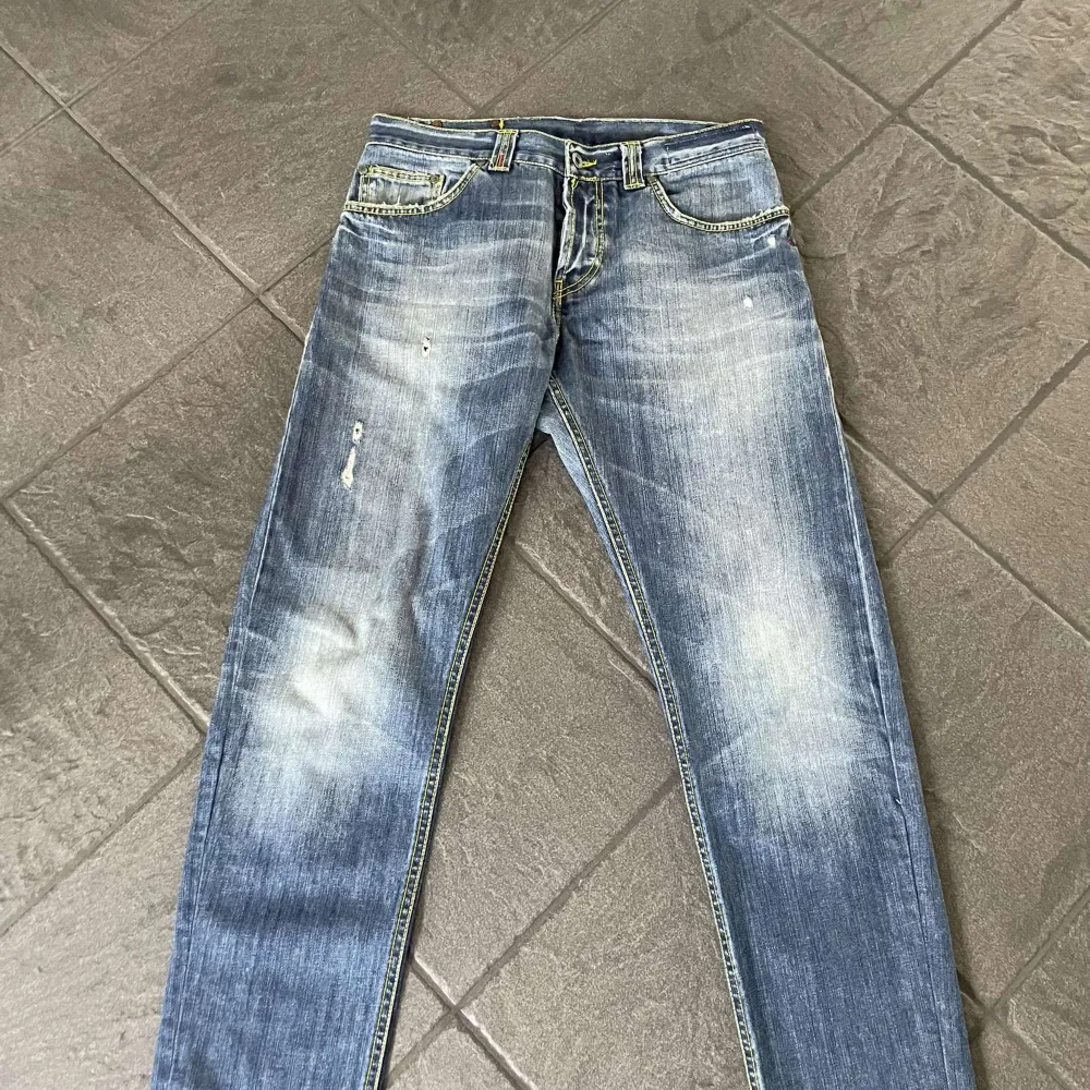 Tja! Säljer nu mina feta dondup jeans i W34. Skick 9/10 inga defekter!. Jeans & Byxor.