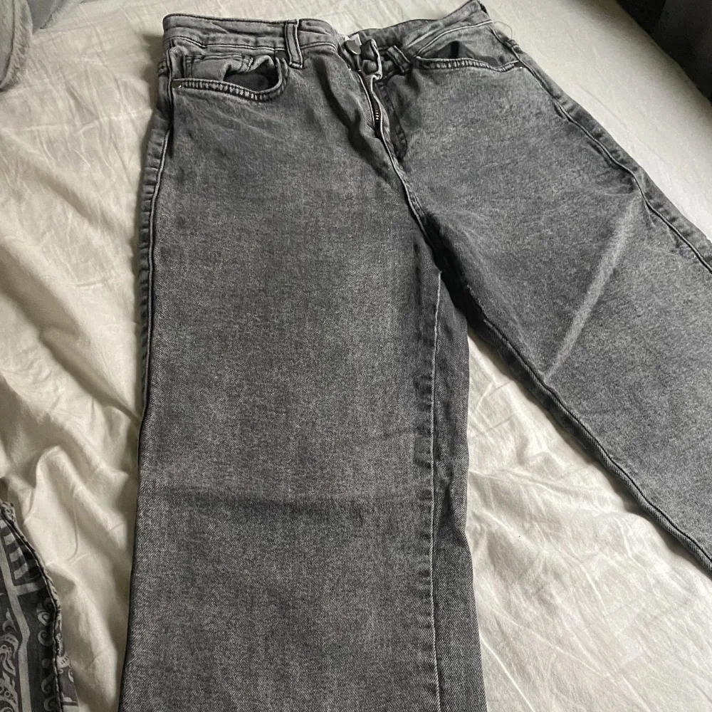 Säljer mina högmidjade vida jeans - Rory acid grey ifrån madlady pågrund av att dem inte används längre. Lite slitna i botten eftersom dem är använda rätt så mycket annars så är dem i bra skick.  Storlek: Width 36 | Lenght 30💞 Nypris: 649kr💞. Jeans & Byxor.