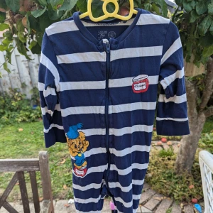 Randig barnpyjamas med Bamse-motiv - Säljer en 