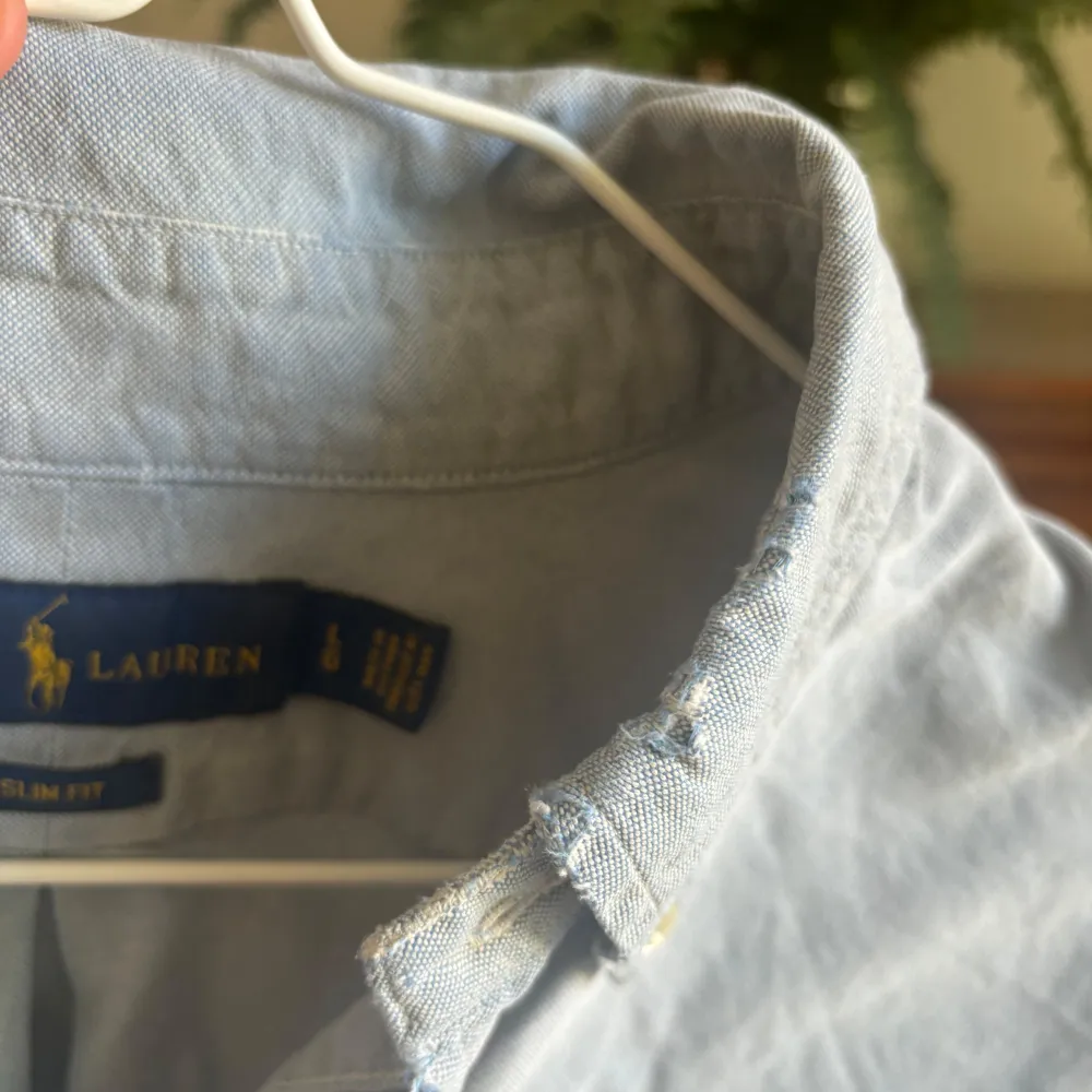 Hej säljer denna sjukt snygga Polo Ralph Lauren skjorta i storlek L slim fit. Denna är i 8,5 av 10 i skick då den är lite sliten som man ser på bild 3. Syns inte vid användning.  Hör gärna av dig vi några frågor. Nypris 1699. Mvh carusfasion. . Skjortor.