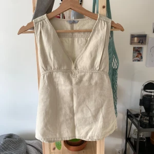 Linnetopp - Söt topp av linne med fin knytdetalj i ryggen 