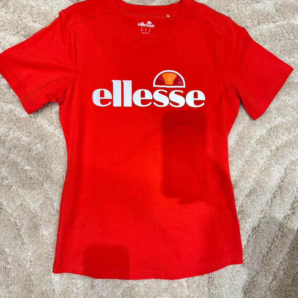 Skit snygg t-shirt från ellesse i nyskick. . T-shirts.