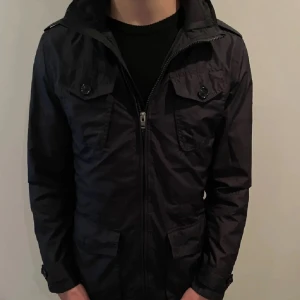 J.Lindberg field jacka  - Tjena! Säljer nu en rikigt fet j.Lindberg jacka i toppen skick! Är i storlek S men passar mer som en M, nypris är runt 3400 och säljer nu min för 850 så ett riktigt dunder pris vid mer fundering eller frågor så är det bara att skriva till mig😃