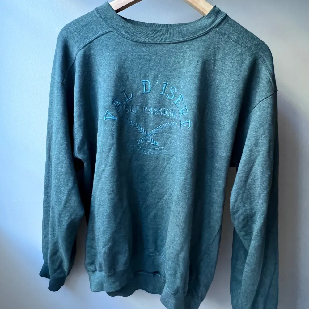 Vintage crewneck från val d’sere! Superfint skick passar ca S-L beroende på önskad passform.. Hoodies.