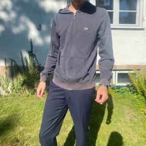 Champion hoodie - Stilren Champion Hoodie. Stilig hoodie som passar till alla outfits. Sitter sklnt med bra tyngd. Använd en del men i bra skick. Nypris 500kr