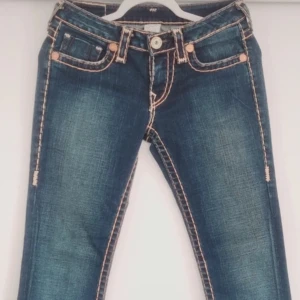 True religion jeans - Fina trueys med dubbel stitching det är lite slitet längst ner på benen men inget man tänker på, midjemåttet:38 innerbensmåttet:76