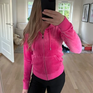 Rosa Juicy kofta - Säljer denna rosa Juicy Couture kofta🩷 Den är i storlek XS och använd 1 gång! Nypris 1300kr
