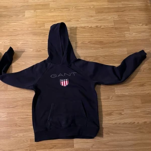 Gant hoodie - Skick 8/10 sparsamt använd. Hör av er vid minsta fundering 