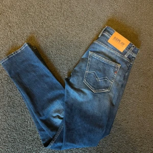 Replay grover jeans  - Säljer mina riktiga feta replay jeans är i väldig bra skick använda bara några gånger och inga defekter priset kan diskuteras😃