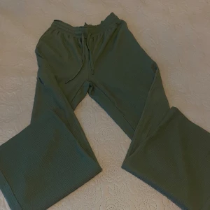 Byxor  - Jätte fina sommar eller höst byxor i färgen olivgrön. Jätte fint och bra material som passar allt. Aldrig använd i storlek M 