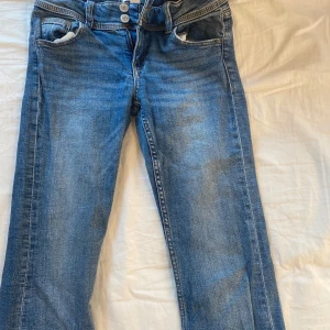 Jeans Gina Young  - Säljer dessa jeans frånngina Young  De är uppsprättade längst ner (bild 3) Säljer billigt då jag vill bli av me dom då de är försmå 
