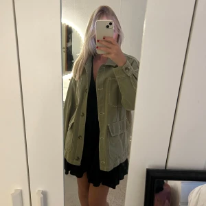 Jeansjacka - Grön jeansjacka från pull and bear. Använd fåtal gånger. Lite oversize. ❤️❤️