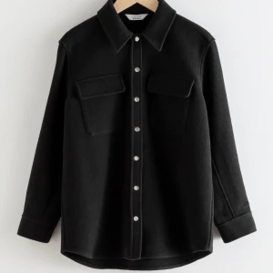 & Other Stories Overshirt/Jacka i ull - Skön overshirt i ullblandning som funkar både som jacka i höst eller overshirt under vintern. 