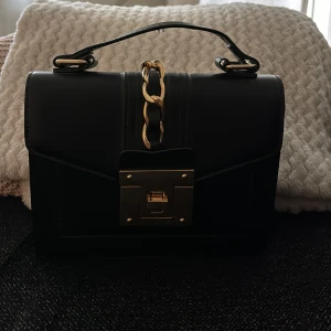 Fina väskor - Två jätte fina väskor men som ej kommer till användning då det inte riktigt är min typ av väskor💕 den svarta har inga defekter, då den röd vita har en svart liten skråma på sig som ni ser på 4:de bilden💖 skriv för fler bilder, pris kan diskuteras ❤️