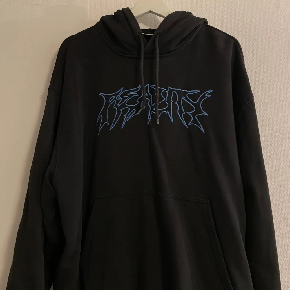 Tjena! Säljer denna hoodie från Weekday för den ej används mer. Skick 9/10. Hoodies.