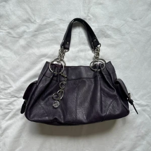 Väska - Superfin lila väska   Vid köp av flera varor får du rabatt 💛