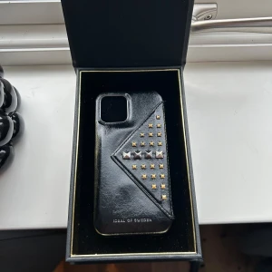 Ideal of Sweden skal iPhone 12/12 PRO  - Ändats använt en gång. Men andra ord k mycket bra skick 💕