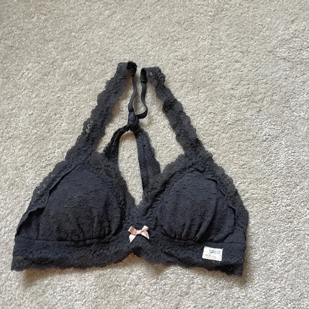 Bralettes från Odd molly i spets med vaddering. Storlek 0 vilket motsvarar xs. 100 kr styck☺️. Övrigt.