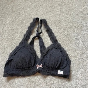 Odd molly bralette - Bralettes från Odd molly i spets med vaddering. Storlek 0 vilket motsvarar xs. 100 kr styck☺️