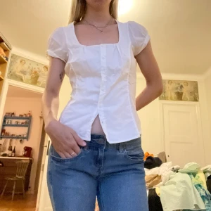 söt blus - söt liten blus med knappar, gullig att ha lite öppen. Är i storlek 42 men uppskattar att den passar ca S-M