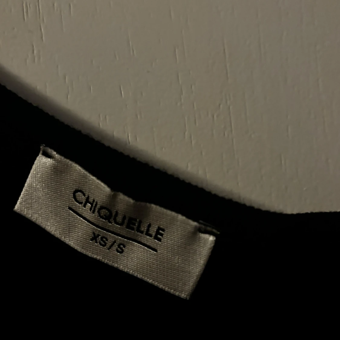 Svart oneshoulder klänning från Chiquelle - 90