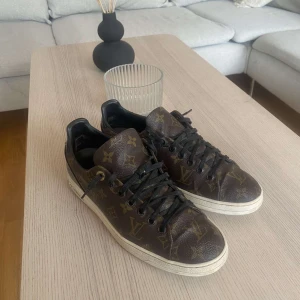 LV skor  - Hej! Jag säljer ett par lv dojor för ett rimligt pris där av att jag inte har äktehetsbevis. Priset är ej hugget i sten det är bara att höra av sig. (Skick 7/10)