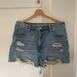 HM shorts - Blåa snygga shorts från HM som jag säljer pga dem sitter lite stort på mig, storlek 42. Skriv om du har fler funderingar💛