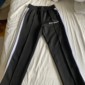 Palm Angels byxor - Palm Angels Byxor i storlek L oanvända bra skick.