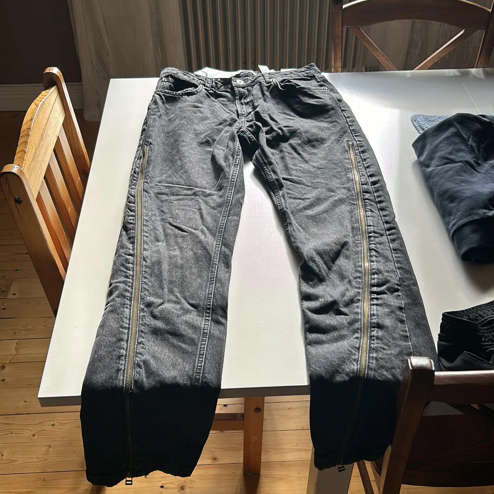 Säljer byxor från zara aldrig använt . Jeans & Byxor.