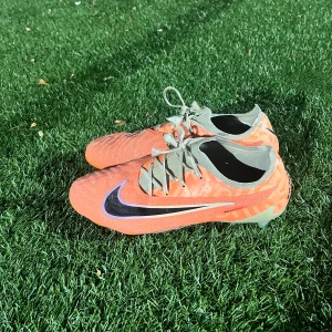 Nike Phantom GX Elite United pack - Säljer mina fotbollsskor eftersom att dom börjar bli för små och ska köpa nya det har inga hål eller märken funkar perfekt och riktigt snygga. Ny pris är 3599kr och dom är limited edition. Skriv om du har några frågor 