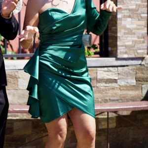 Fest klänningar  - Båda två klänningar är i bra sckick.  Jag hade på mig bara en gång för några timmar 