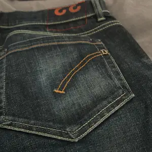 Säljer ett par Dondup jeans i modellen george. Marinblåa skinny fit jeans i storlek 33. Använda fåtal gånger, skick 9/10 inga defekter alls. (Nypris 3500).   Skriv privat för fler frågor eller funderingar.