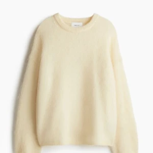 Mohair tröja från H&M  - Slutsåld jättefin mohair tröja från H&M i strl S, lapparna kvar!🩷Står ljusgul på hemsidan men skulle säga ljusgul/beige