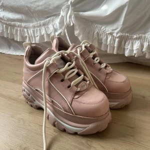 Gulliga skor från buffalo - Supersöta plattformskor från buffalo. Har tecken på användning såsom lite smuts, inte testat tvätta bort det men det går säkert. Köp som görs me instabox innan 20.30 postas samma dag🥰