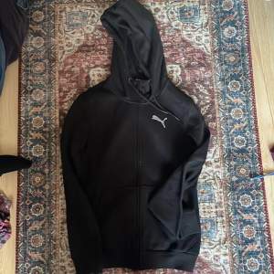 Snygg hoodie/zipup från puma. Helt oanvänd men ser nu att den har som pyttesmå vita stänk (NEJ INTE SARRE) lär gå bort i tvätten busenkelt. Frågor? Hmu!🫶