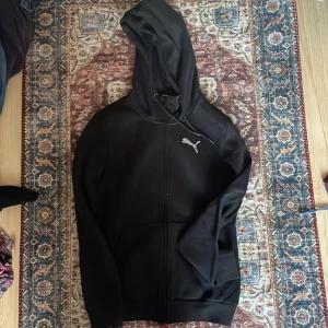 Puma hoodie/zipup  - Snygg hoodie/zipup från puma. Helt oanvänd men ser nu att den har som pyttesmå vita stänk (NEJ INTE SARRE) lär gå bort i tvätten busenkelt. Frågor? Hmu!🫶