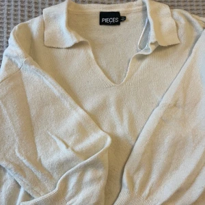 Lång tröja från Pieces - Lite längre tröja från Pieces storlek S, använd men i fint skick