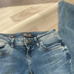 Ltb jeans valerie - Jätte snygga Ltb jeans i modellen valerie💞💞 aldrig använda och super bra skick👌🏻👌🏻