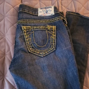 TRUE REHGION - Byxorna är helt nya de har blivit  änvända 2 gånger. Jag köpte dena för 1800 och nu säljer jag för 750 kr. Storlek är xs till S