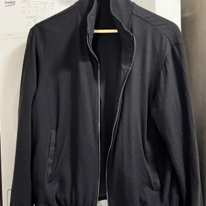 Loro piana reversible windbreaker - Väldigt fin och lyxig jacka från Loro piana. Reversible, 100% cashmere på ena sidan.  Storlek M passar S/M Nypris är 30k