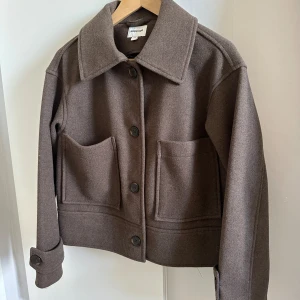 Höstjacka Kappahl - Säljer en helt ny och oanvänd jacka från Kappahl i storlek XS.  