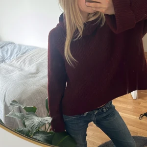 Vinröd stickad polo tröja  - Super söt vinröd stickad tröja med polo krage perfekt till hösten ❤️priset är självklart att diskutera 💕