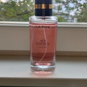 La rive HER CHOICE  parfym - Hela kvar. Även förpackningen. Endast testad några få gånger. Som ny! Köptes för typ 80-90 kr. Säljer nu för 40! Luktar jättegott! Säljer den eftersom jag inte använder parfym så mycket.