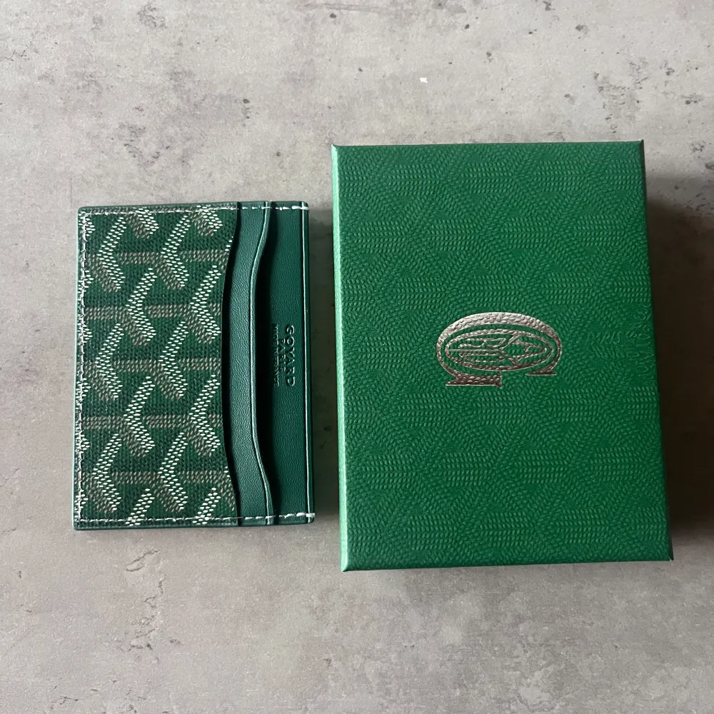 Super fin grön goyard plånboksom jag hjälper min mamma sälja! Super fint skick eftersom den knappt är använd.  Inget pris är hugget i sten och kan såklart diskuteras vid snabb affär.. Accessoarer.