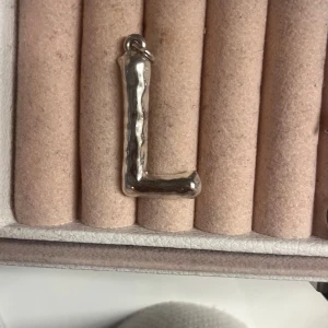 Bokstavs halsband  - Bra skick, använda Max 10 gånger. Jätte fint.🤩