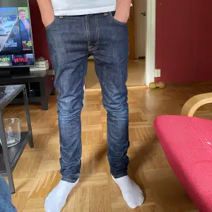 Tjena! Säljer dessa feta Nudie jeans för 450 kr. Jeansen är W=29 L=32. Säljer de för att den är för små på mig. Skick 10/10.