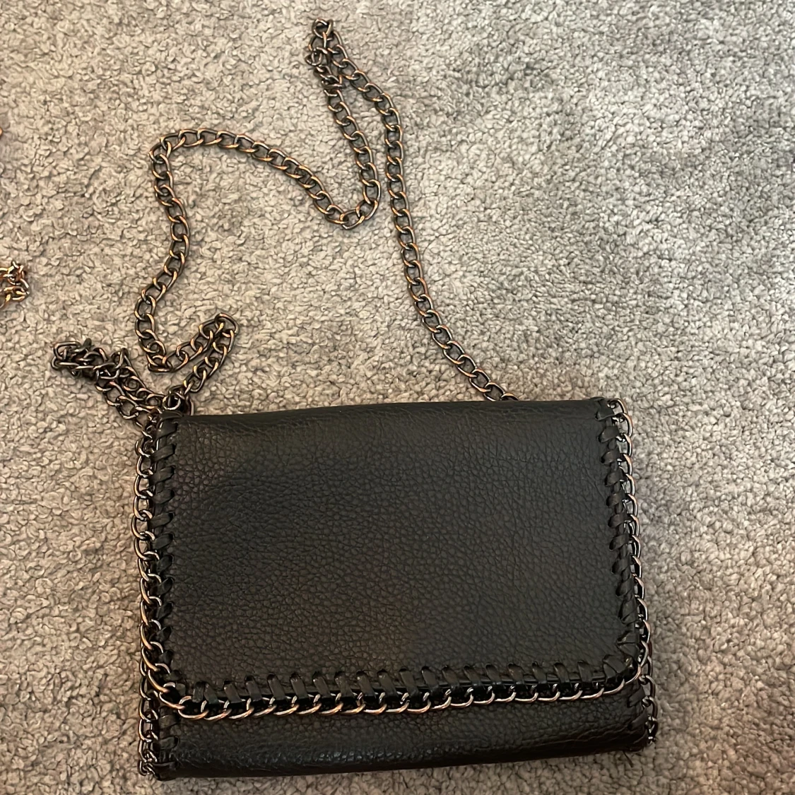 En liten axel Väska med kedja