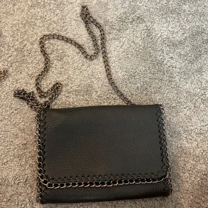 En liten axel Väska med kedja - Bra skick, ett stort fack med två små fack inuti, rätt så bra utrymme